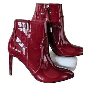 WHO WHAT WEAR REBEKAH ANKLE BOOTS – WOMEN’S SIZE 7 – BURGUNDY PATENT LEATHER